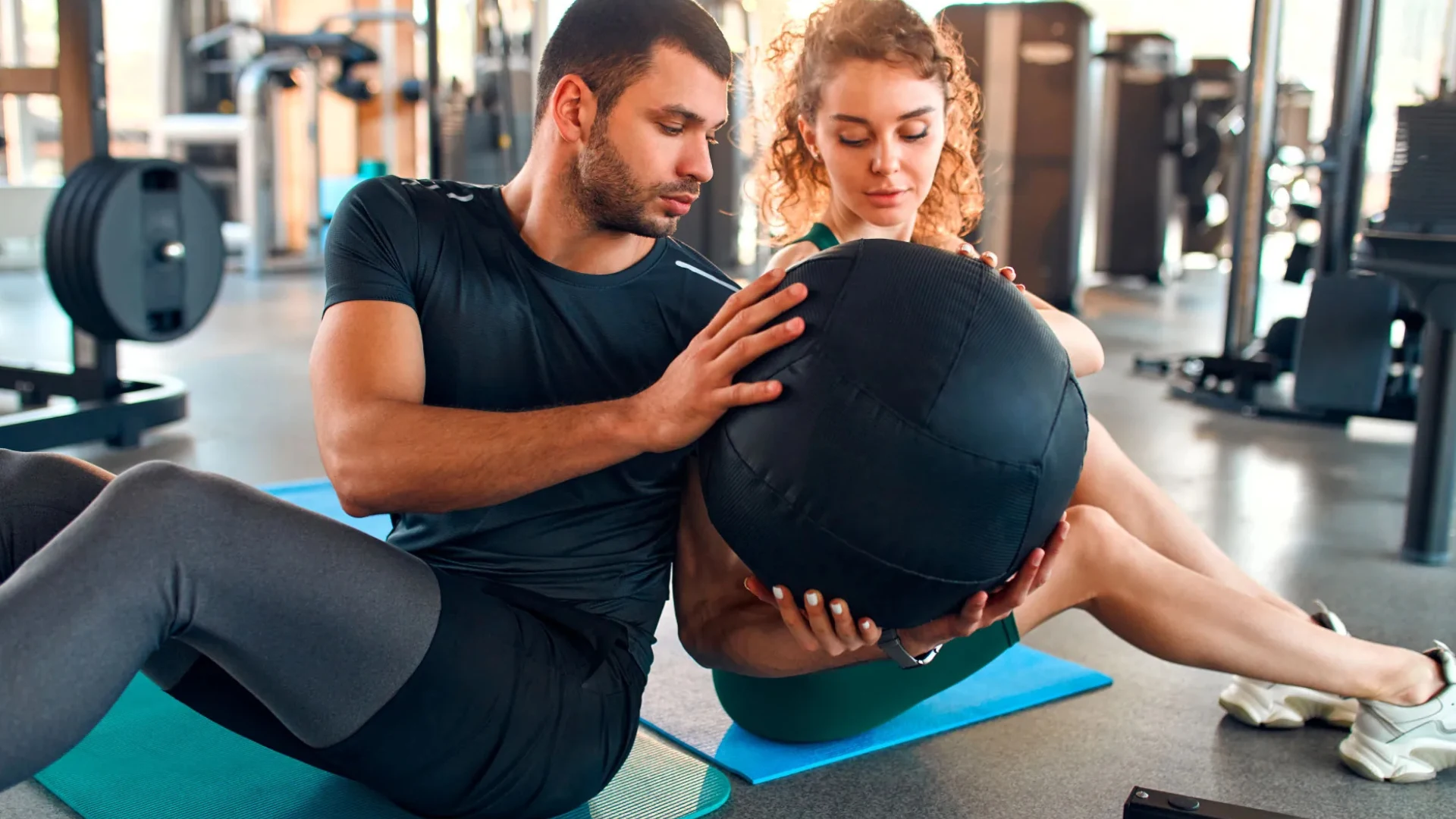 Evde yoga ve egzersiz yapan bir kadın, telefonundaki fitness uygulamasıyla antrenman yapıyor. kapak görseli