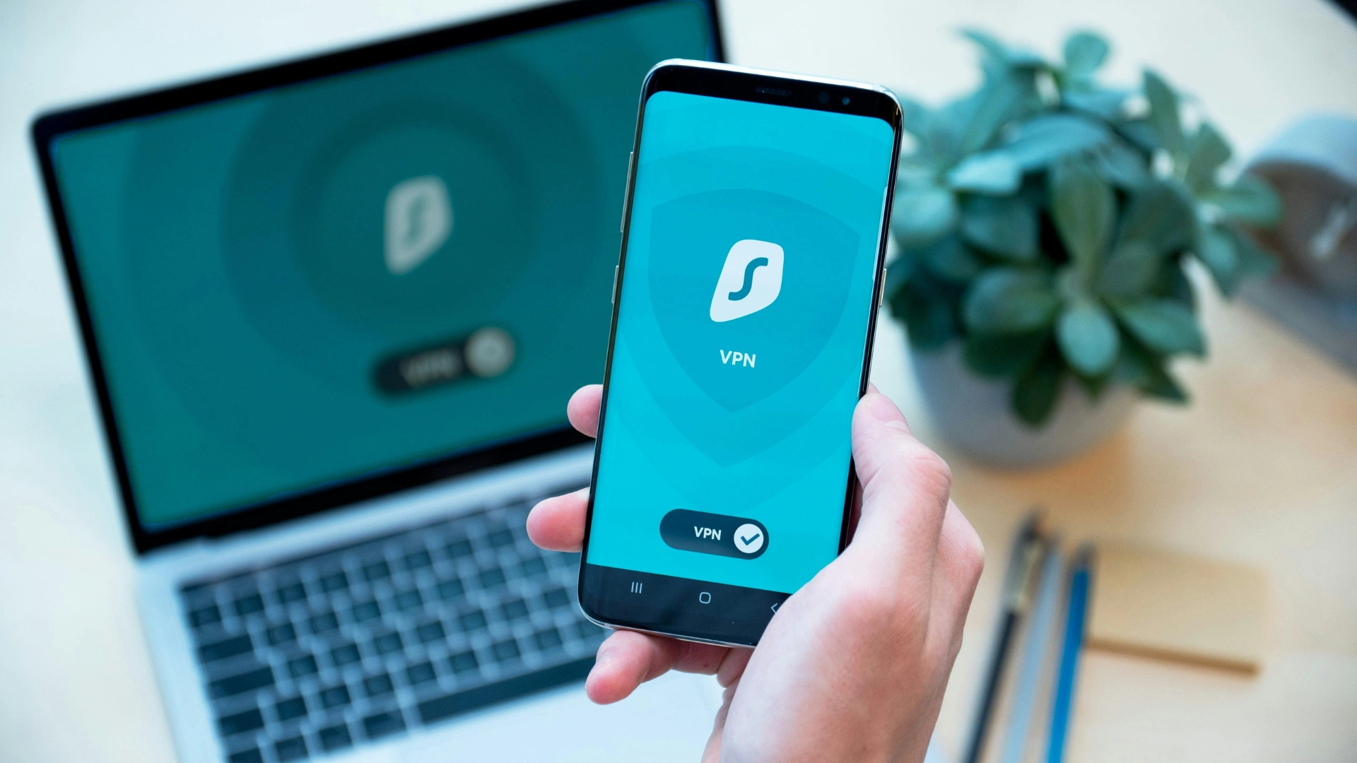 En iyi ücretsiz VPN hizmetleri 2025 karşılaştırması: çeşitli VPN sağlayıcılarının logoları ve güvenli internet erişimi vurgusu. kapak görseli