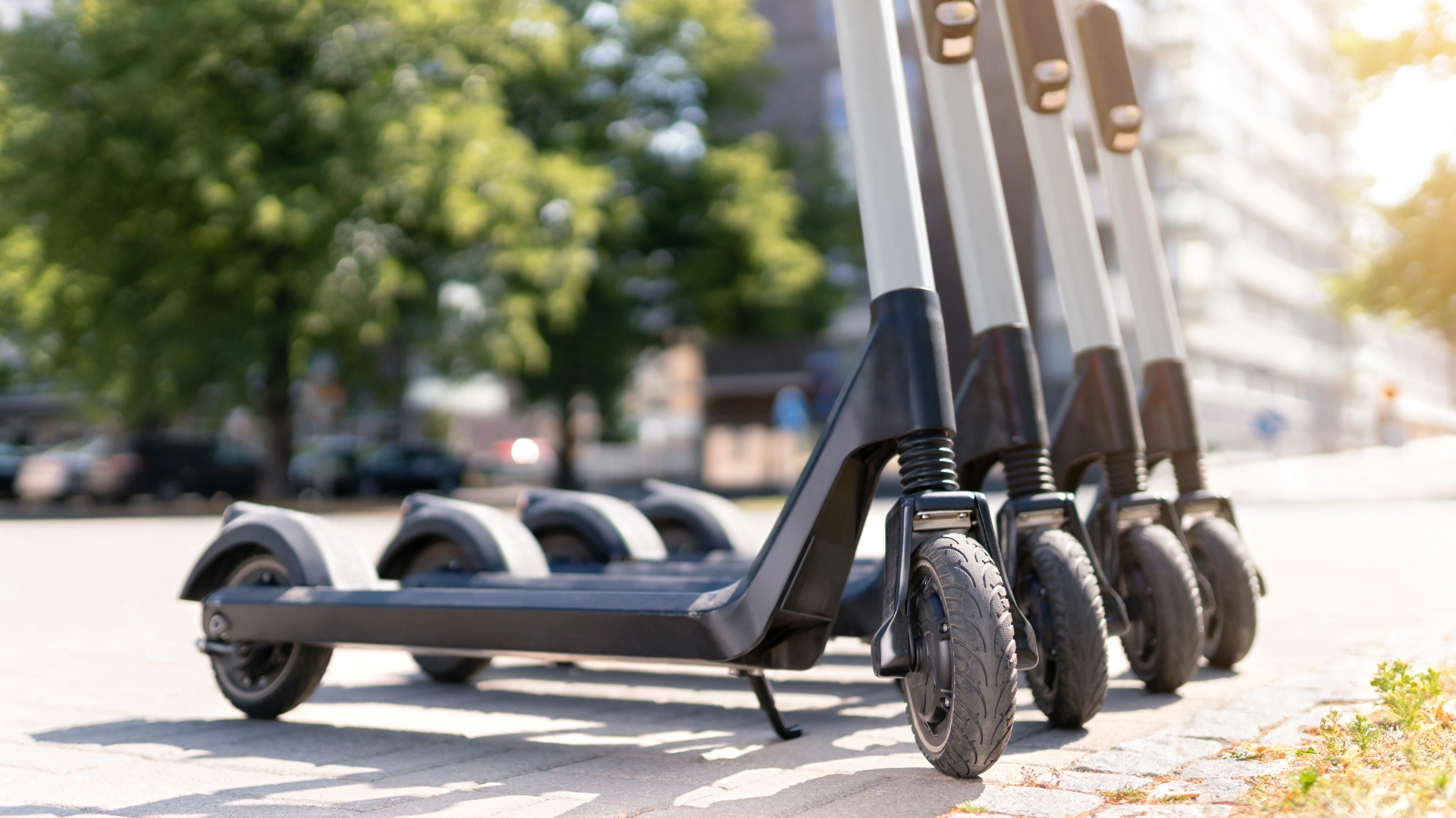 Şehir içi ulaşım için park edilmiş elektrikli scooterlar kapak görseli