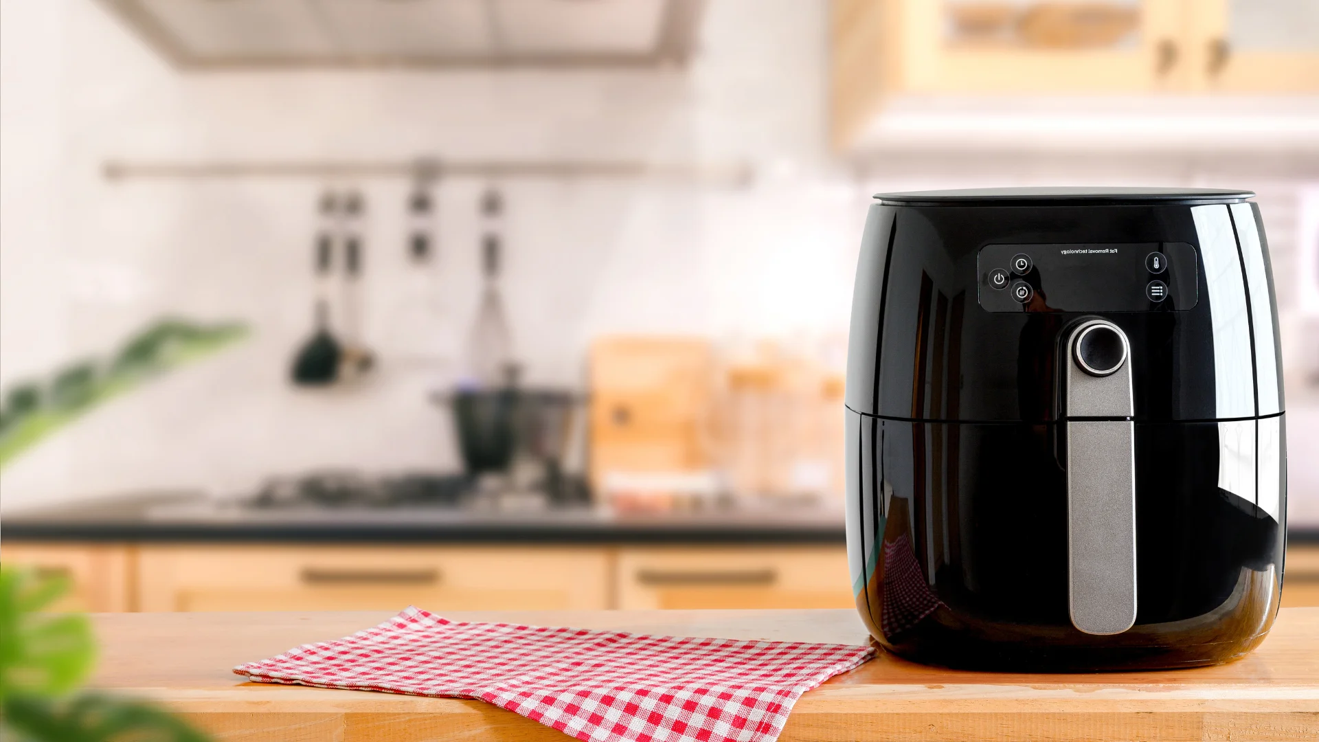 airfryer ile hazırlanmış tavuk, kek ve sebzeler; mutfakta sağlıklı ve pratik yemek hazırlığı kapak görseli
