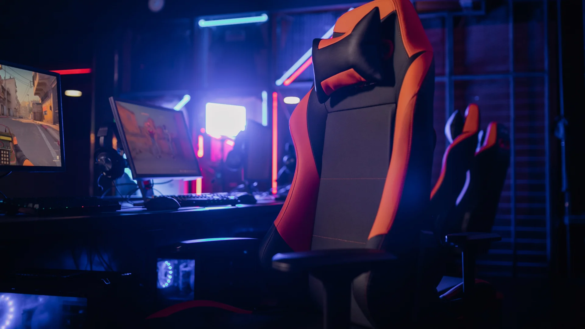 RGB aydınlatmalı odada oyuncu koltuğu ve bilgisayar setup'u kapak görseli