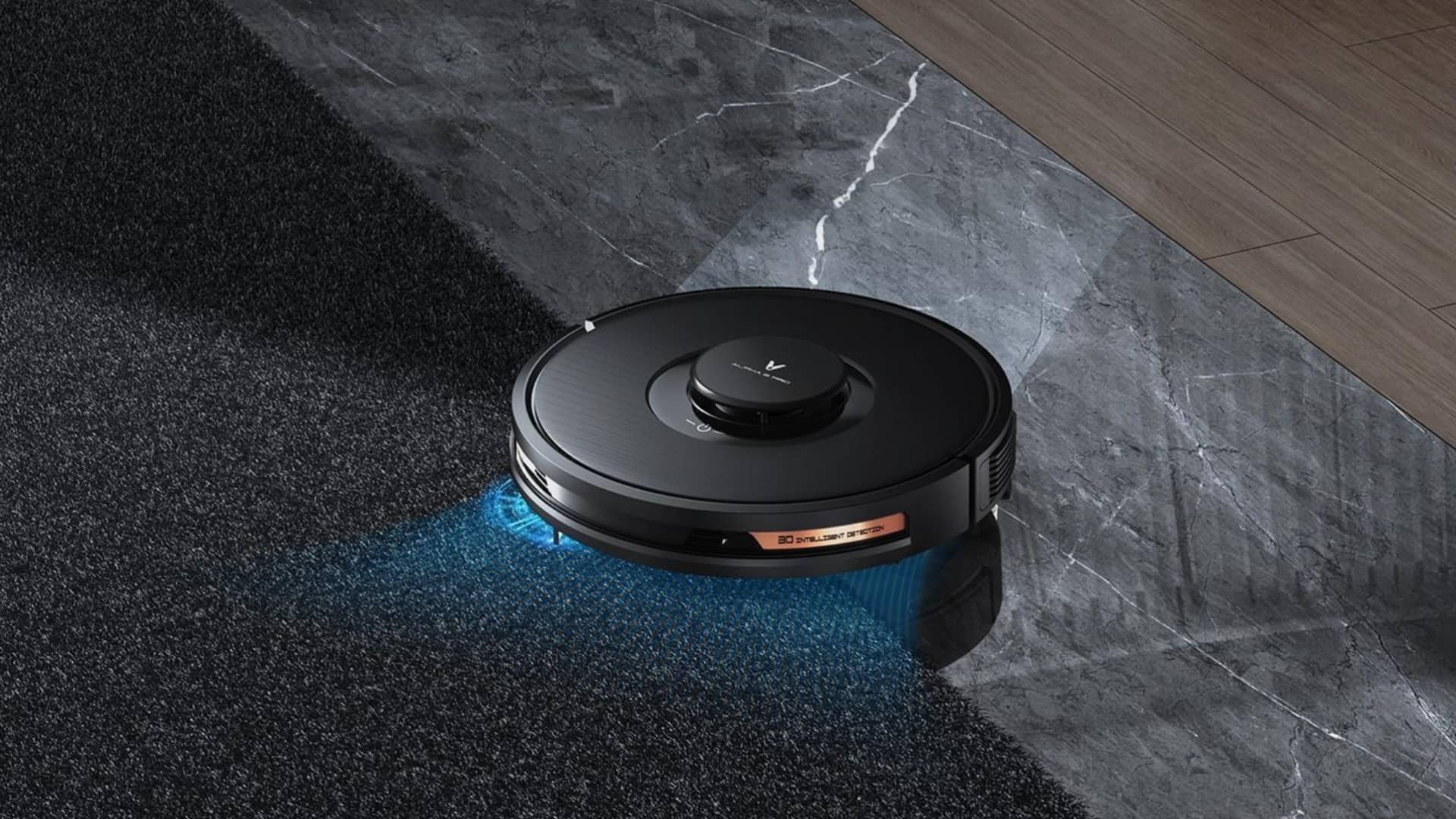 Salon zemininde çalışan akıllı robot süpürge, arkada koltukta oturan çift kapak görseli