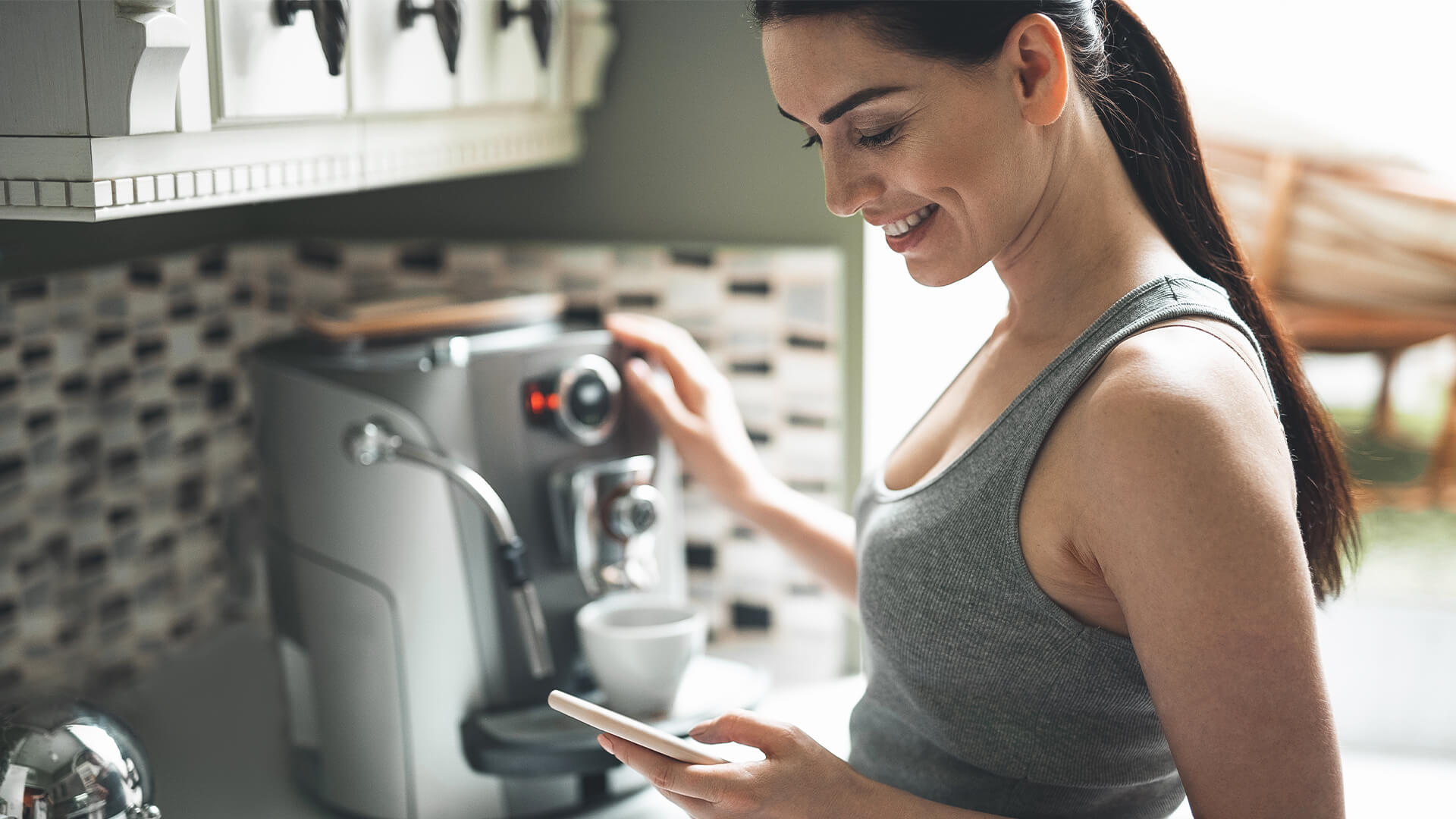 Farklı markalara ait kahve makineleri ve kahve öğütücülerinin karşılaştırıldığı bir görsel, espresso, filtre kahve ve tam otomatik kahve makineleri seçeneklerini içeriyor. kapak görseli